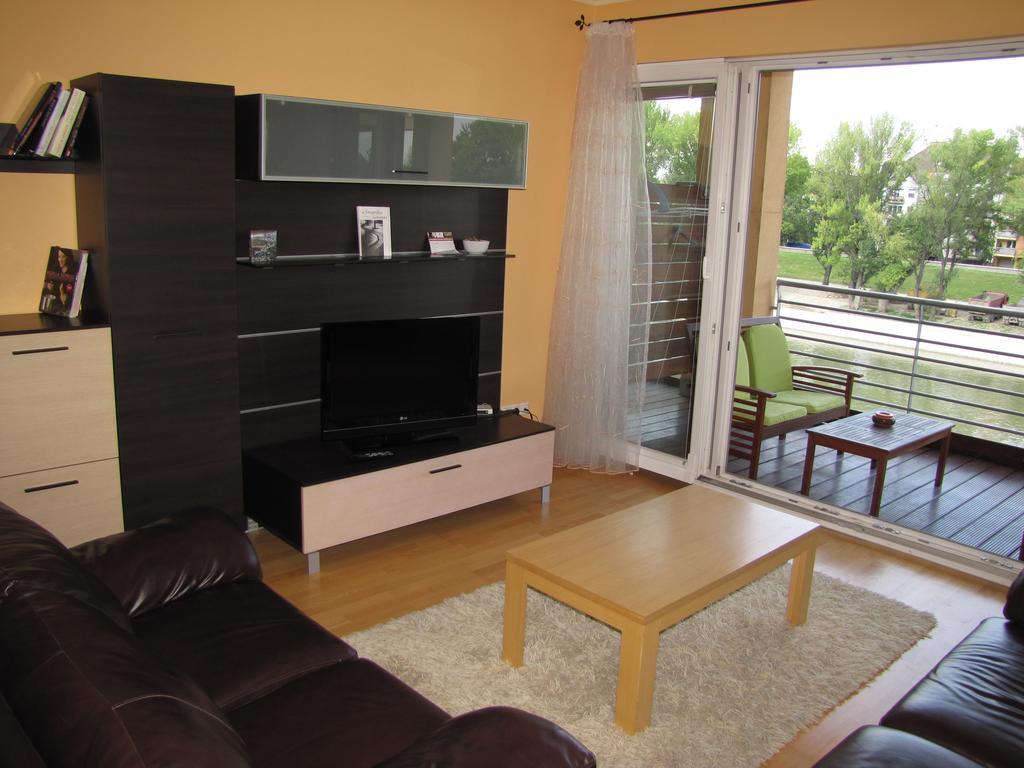 Dunalux Apartman Győr Zimmer foto